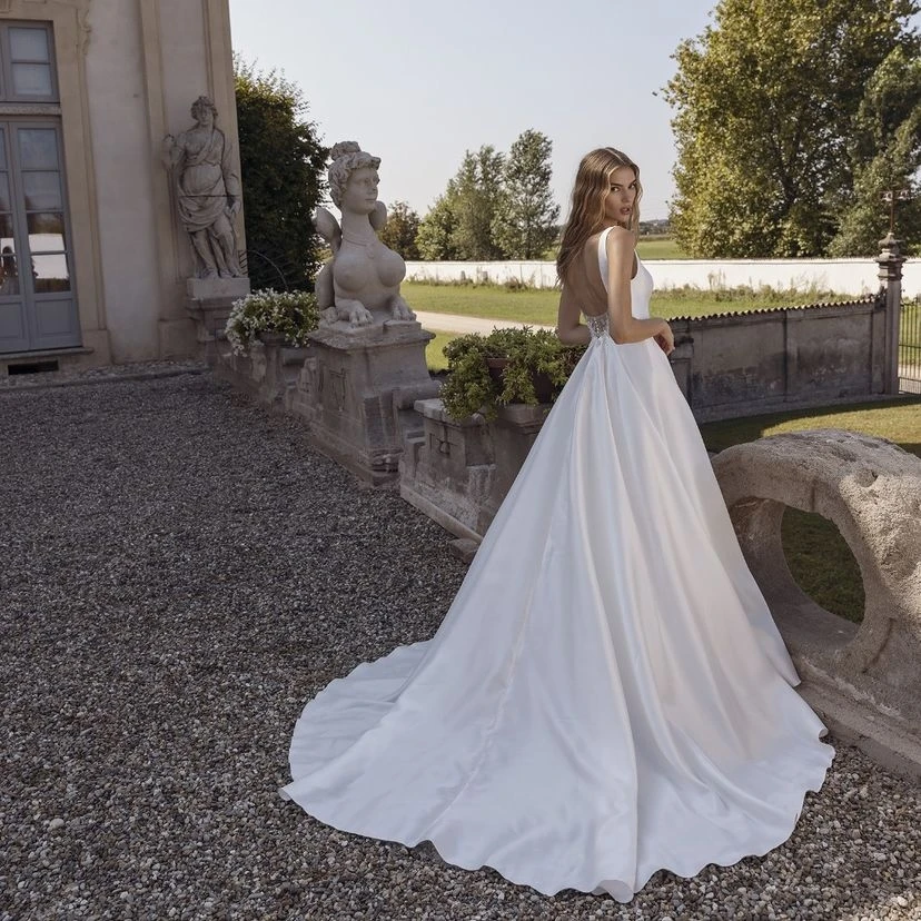 Eleganti abiti da sposa in raso 2023 collo quadrato una linea abiti da sposa Backless personalizza per misurare l'abito elegante Mariee semplice