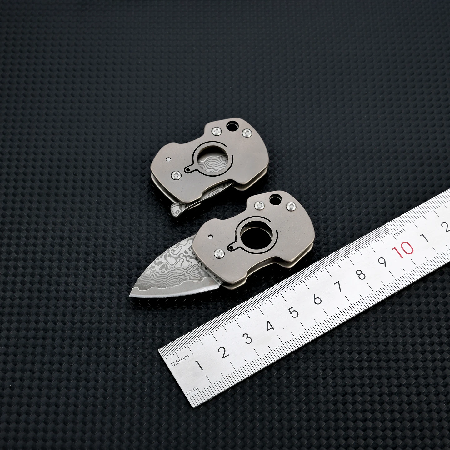 CNC Titanlegierung Mini-Klappmesser mit Damastklinge, tragbares Outdoor-EDC-Werkzeug zum Aufhängen, Camping, Unboxing, schnell zu öffnendes Messer – Detail 2