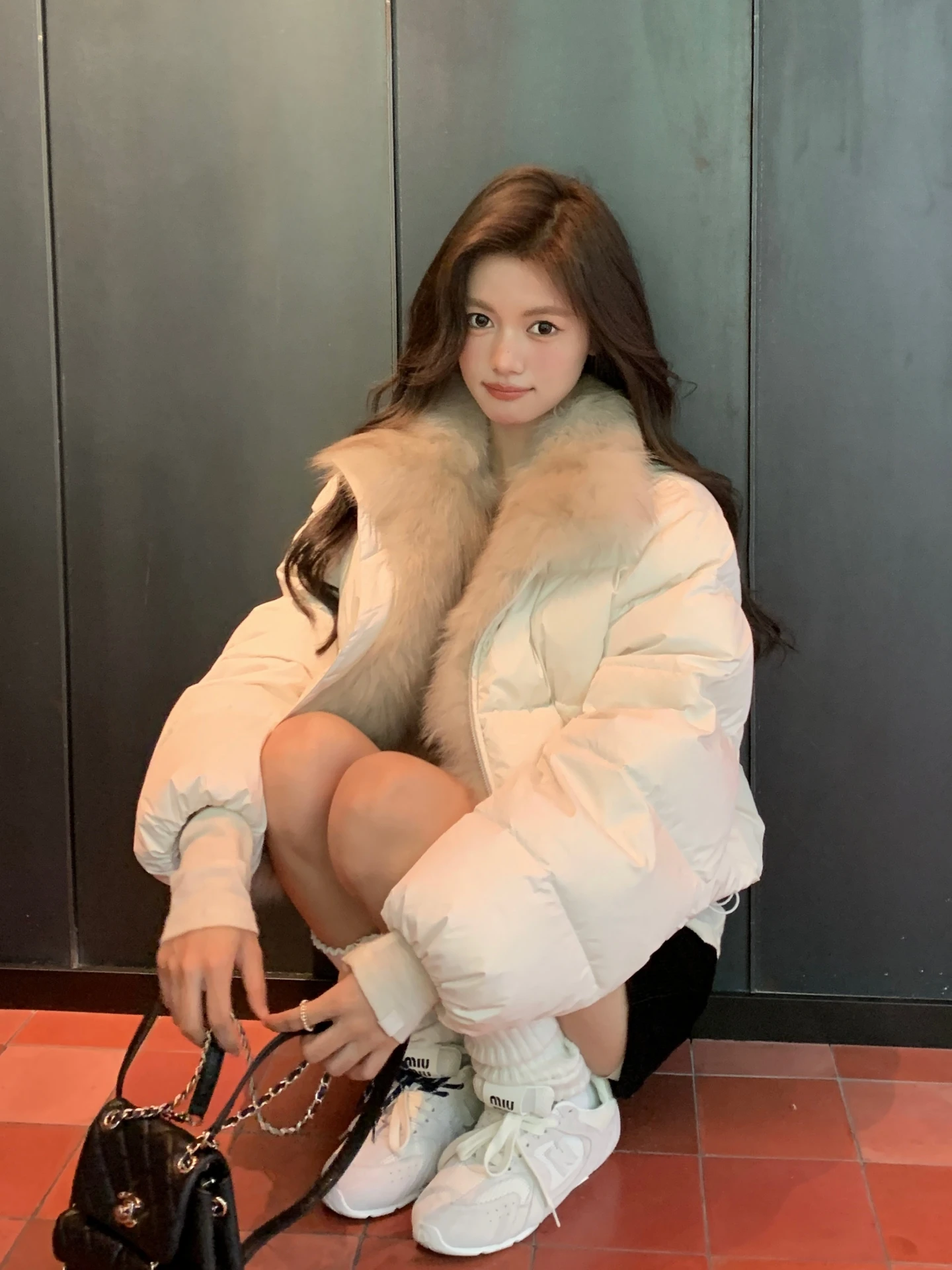 سترة شتوية جديدة قصيرة للنساء مع ياقة من فرو الثعلب، فضفاضة وسميكة، معطف قصير من الفرو على الطراز الكوري