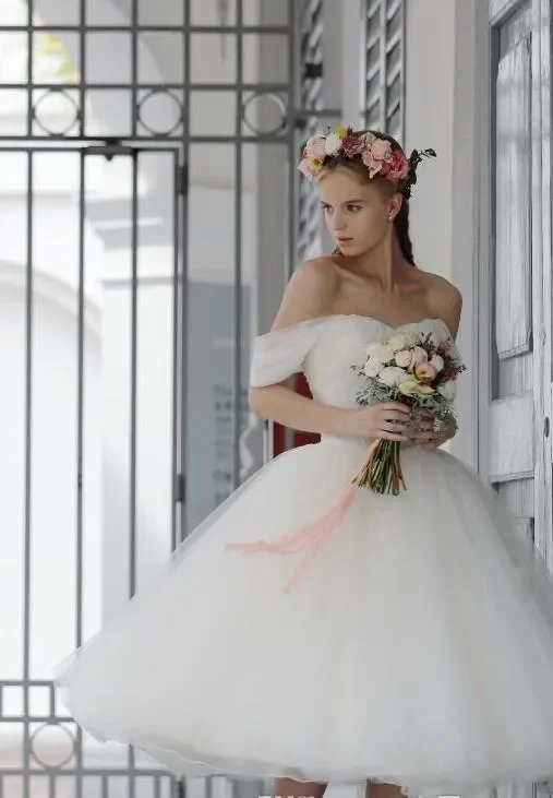 Robe de Mariée Trapèze Élégante, Longueur Thé, Sexy, Épaules Dénudées, Manches Courtes, Dentelle Appliquée, Tulle, Plissée, Dos aux