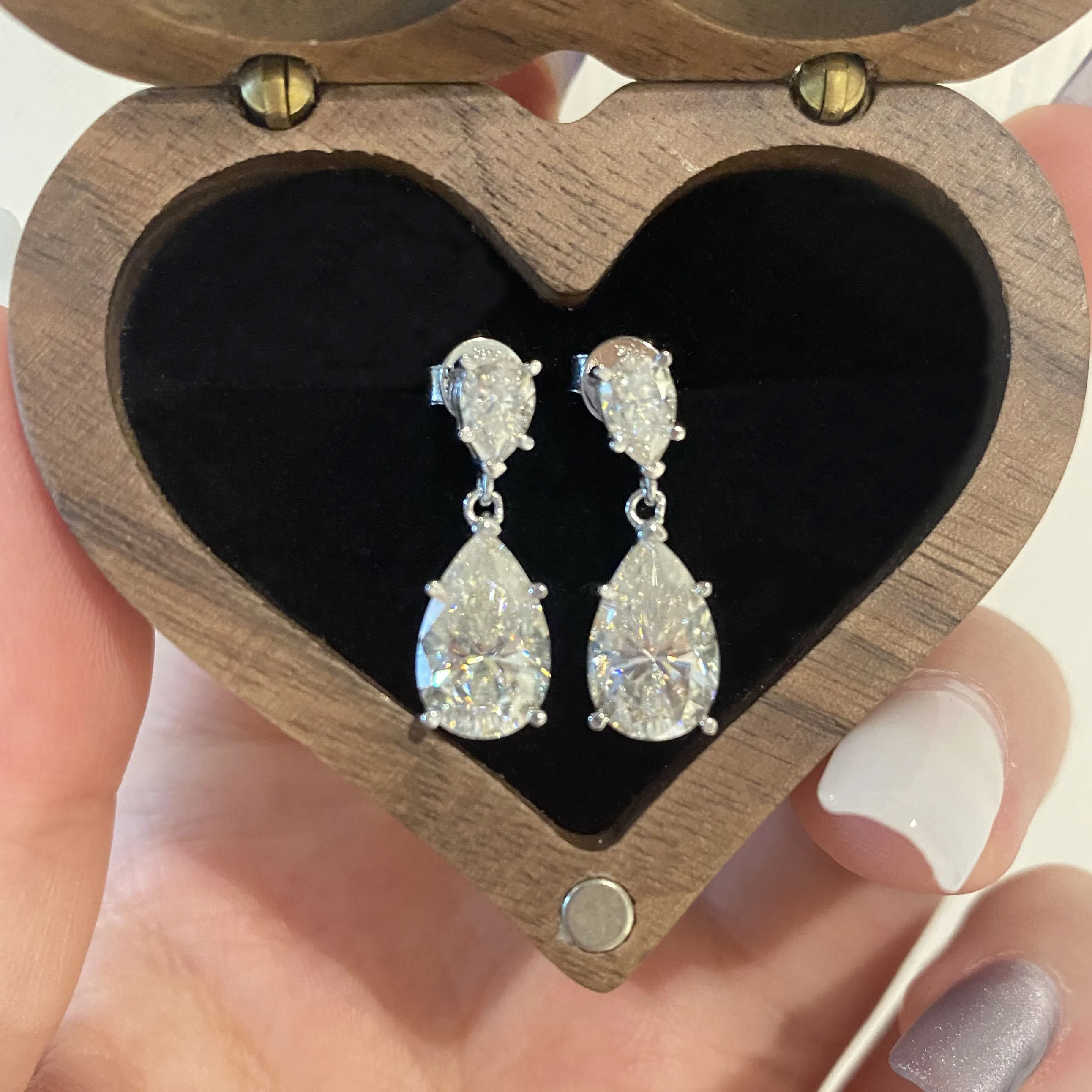 

Onnelik 7cttw Pear Cut D Color Moissanite Water Drop Earrings for Women S925 Sterling Silver Earrings Sparkling Wedding Jewelry