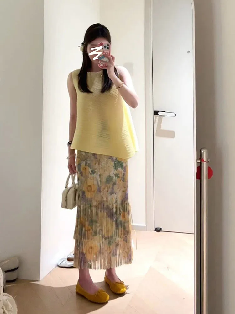 

Комплект Three Houses Summer 2026: уникальный красивый желтый плиссированный топ и шорты в повседневном стиле из дышащей полиэстеровой ткани с коротким рукавом