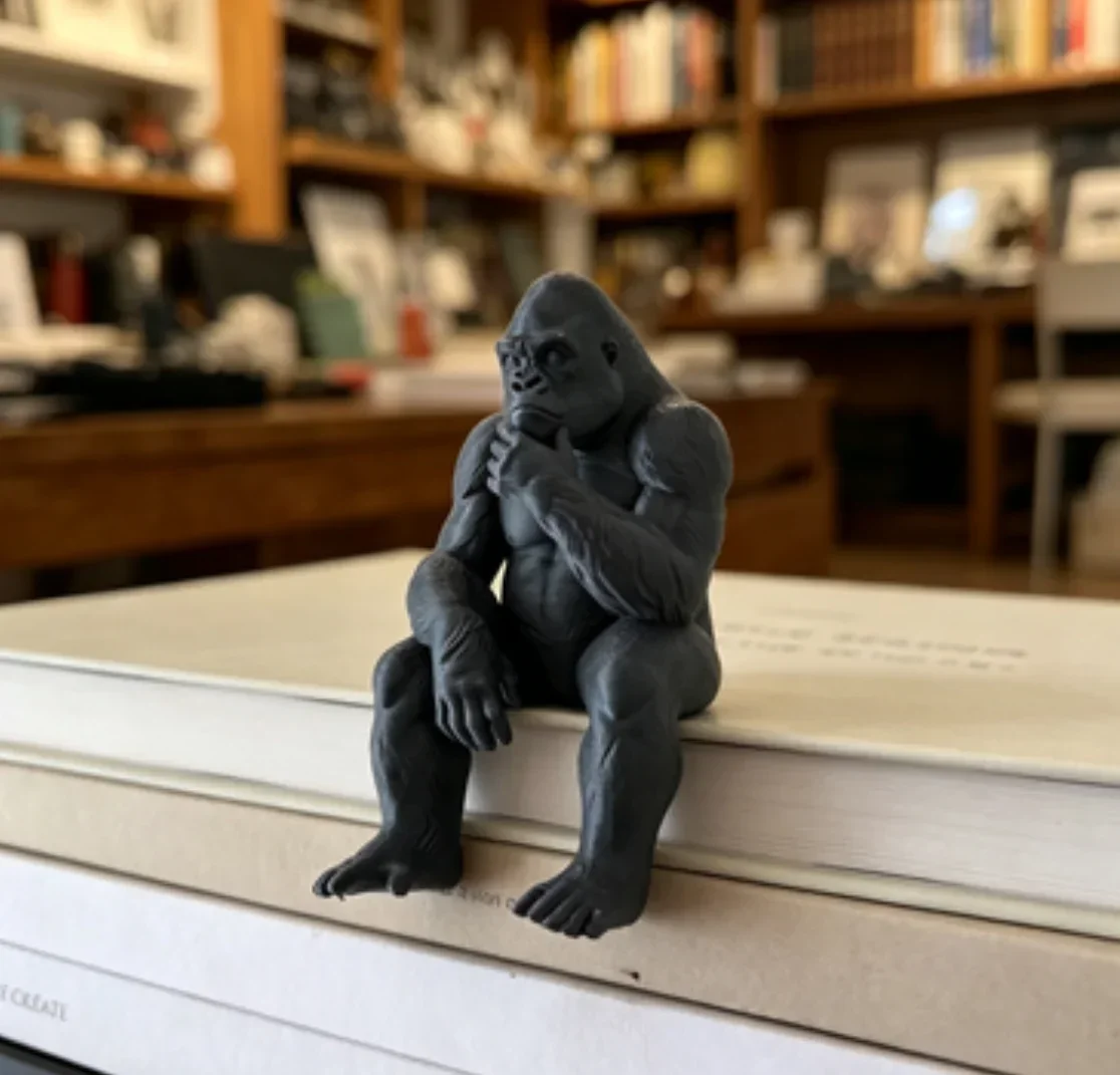 3D-gedrucktes Denkendes Gorilla-Ornament, Meditierender Sitzender Affe als Dekoration, Geschenk für Bücherregal und Schreibtisch im Büro – Detail 7