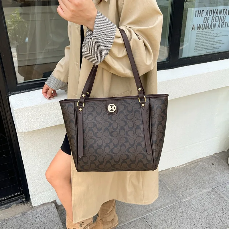 

Классическая женская сумка-мессенджер из мягкой кожи от известного дизайнера с популярным элегантным люксовым брендом