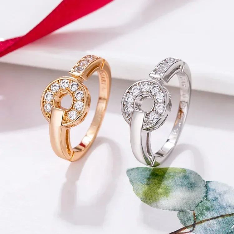 

Anello con moneta Lucky Wheel con zirconi scintillanti - Eleganza minimalista per donna