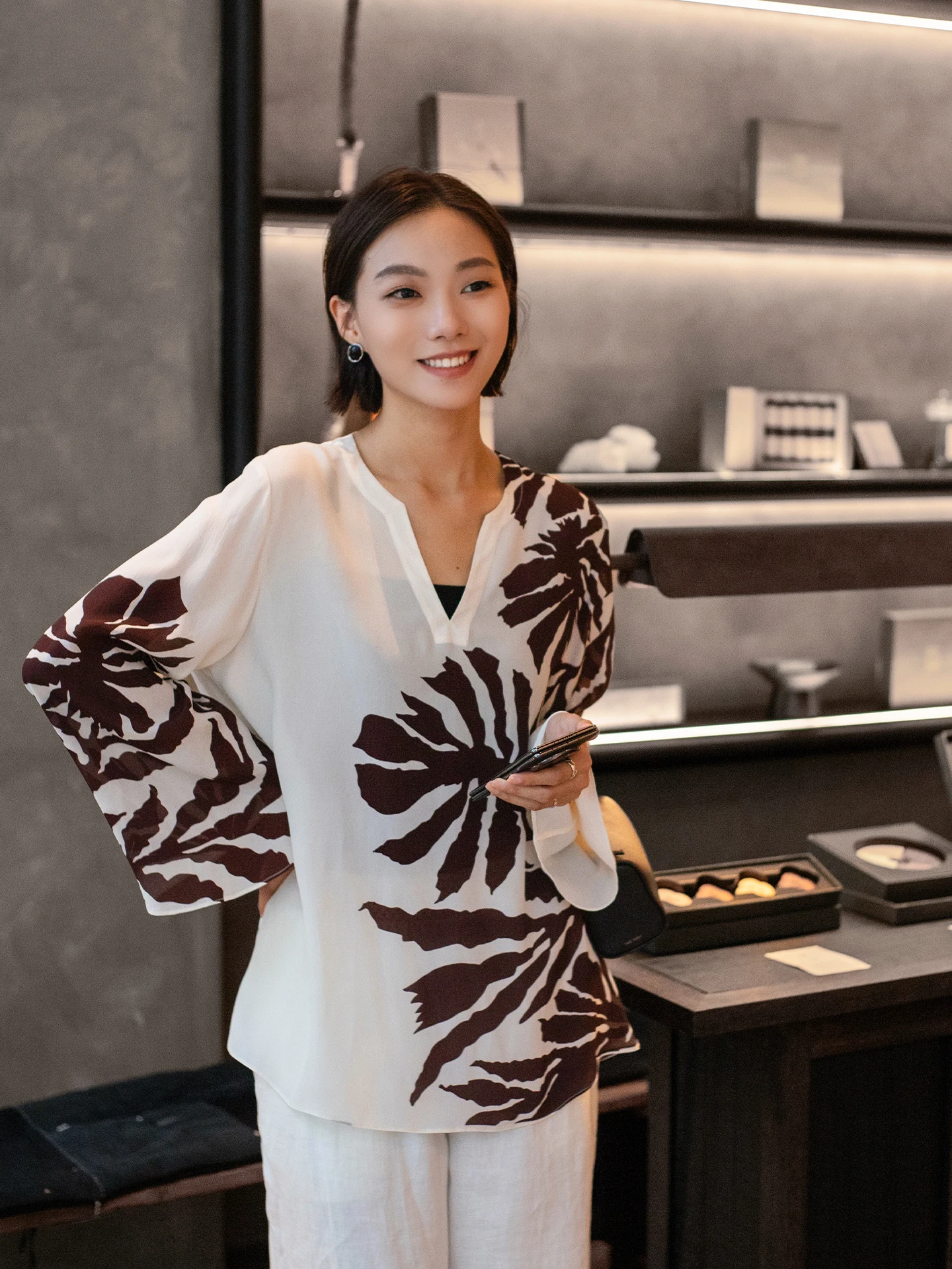 

Faionable Color Blo Print irt Lightweight Long Sve V-Ne Women's Premium Silk Blend Top Spring 2026 New Arrival