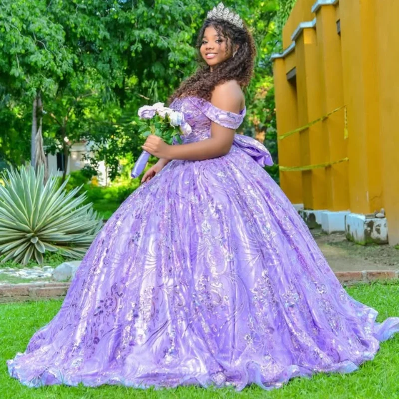 فستان Quinceanera أرجواني مكشوف الأكتاف من الدانتيل اللامع بفيونكة طويلة وذيل طويل فيستدوس دي 15 Quinceanera ﻿ تخصيص