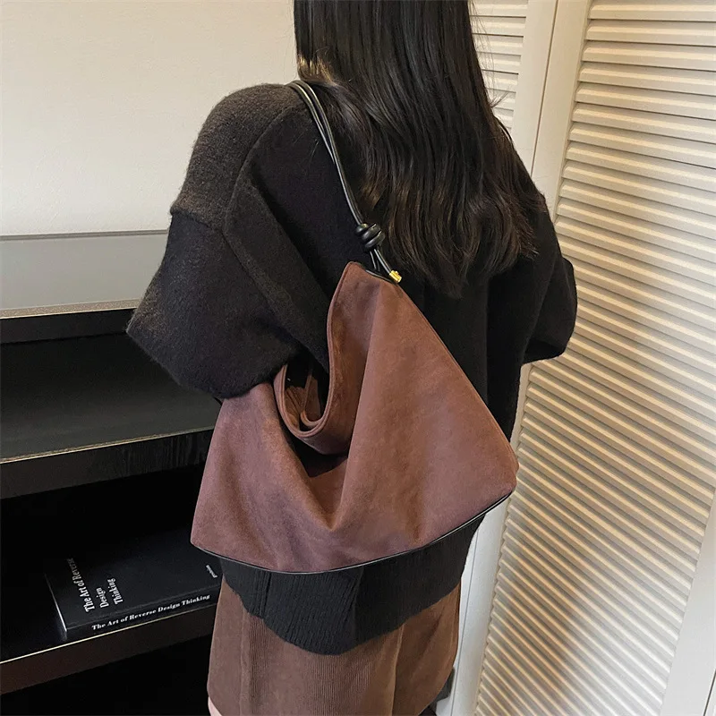 

Новинка 2025, винтажная замшевая большая сумка для женщин, большая вместительная сумка на плечо, элегантная сумка в стиле ретро, вместительная и стильная искусственная кожа