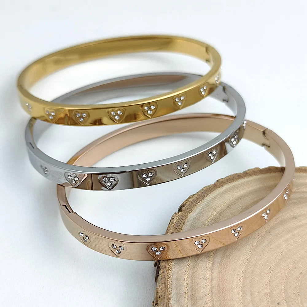 

Metal lady's bracelet. Closed heart-shaped shining zircon bracelet. Fashionable wedding party jewelry suitable for your wife.