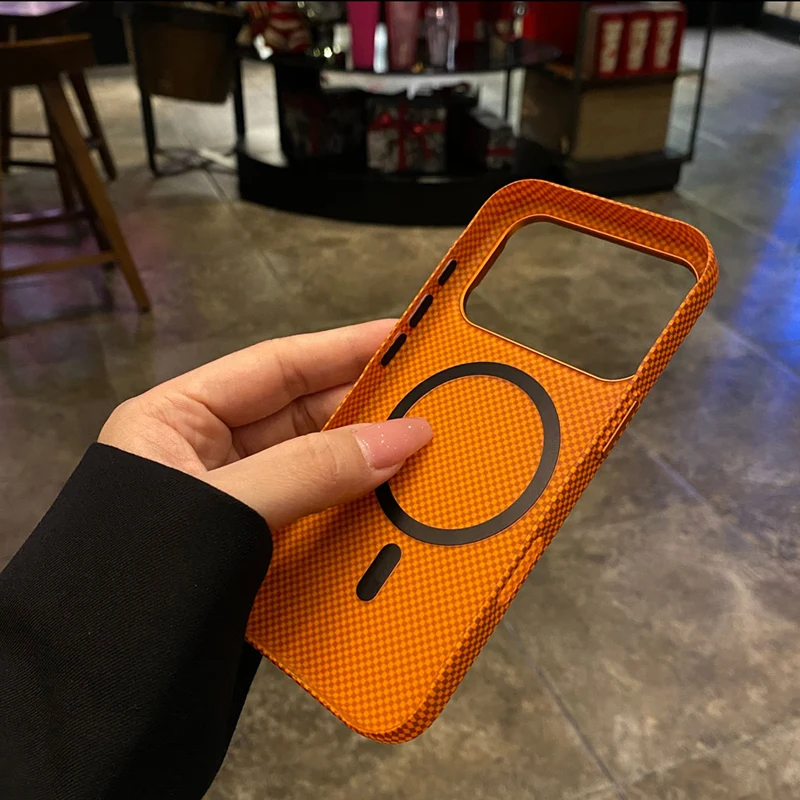 Magnetyczne, ultracienkie etui na telefon z teksturą włókna węglowego do iPhone 18, 17 Pro Max, 16 Pro, matowe, z efektem „skóry”, umożliwiające bezprzewodowe ładowanie. — zdjęcie produktu 5