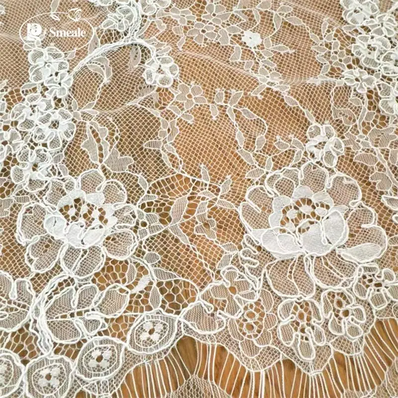Handgefertigter Spitzenstoff mit französischer Blumenstickerei. Verwendet für Brautkleider und Nähzubehör. – Detail 6