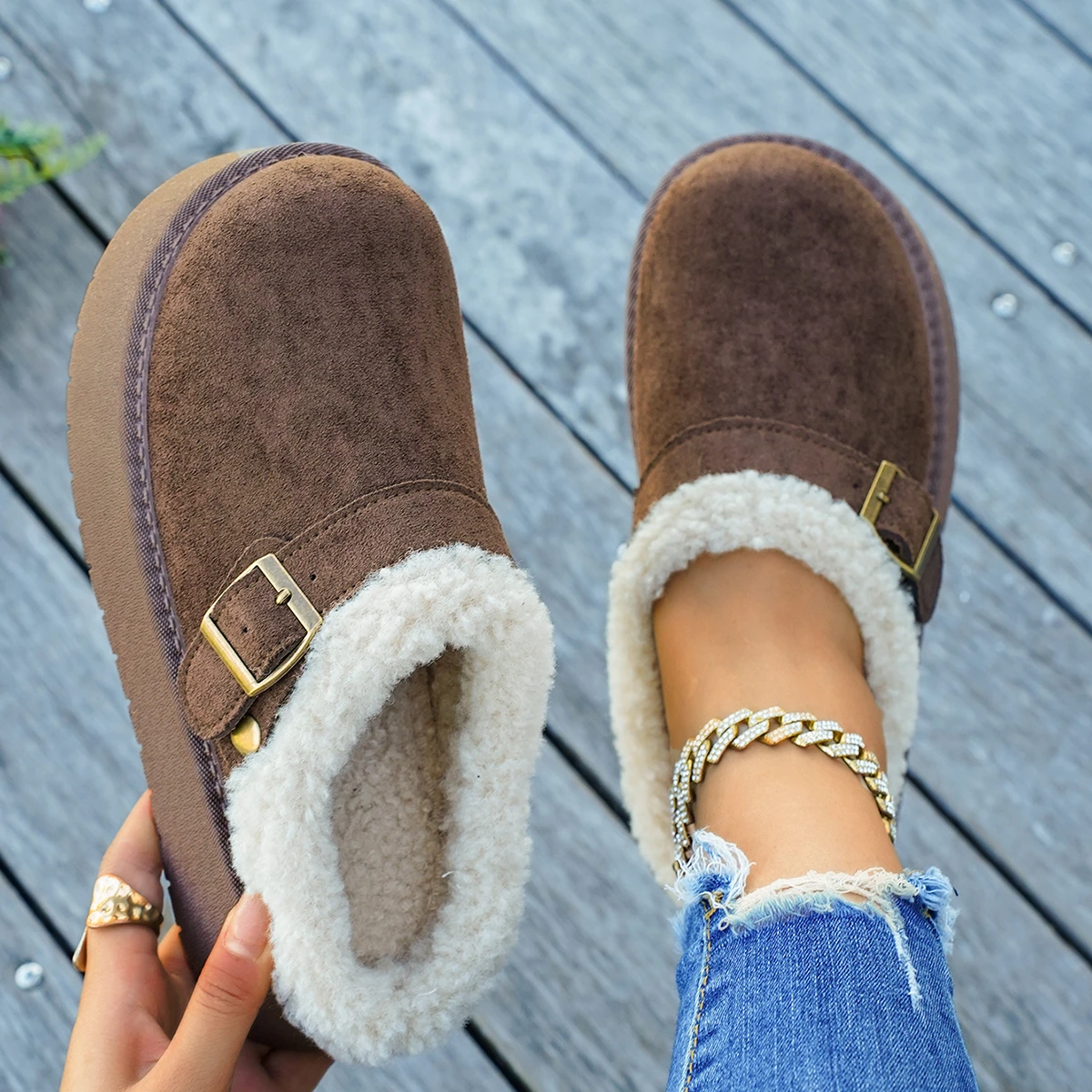 Damen rückenfreie Plateau-Mule-Schneestiefel mit Metallschnallen-Dekor, rutschfester Sohle, warme Winter-Slip-On-Clogs – Detail 9