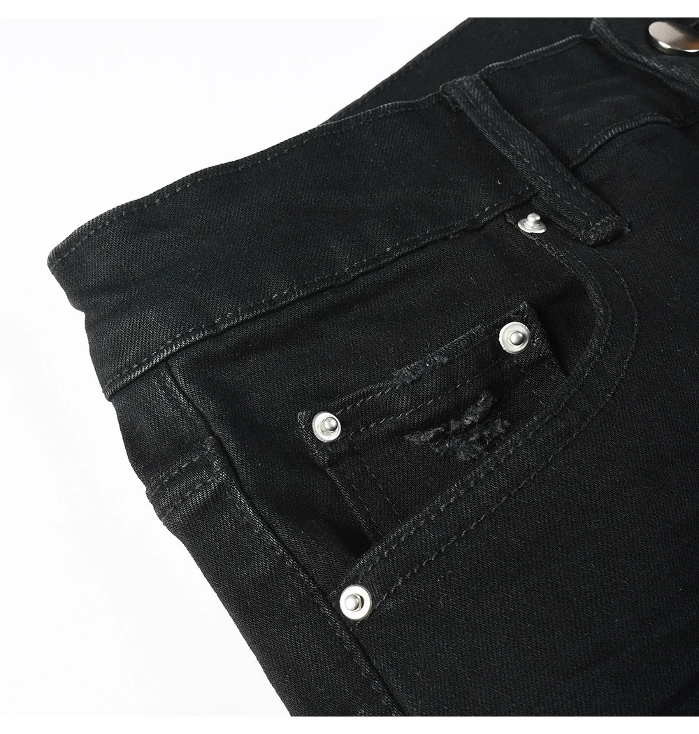 Herren Jeanshose aus Stretch-Denim mit schwarzer Schlangenstickerei, schmal geschnitten, konisch zulaufend, Bleistifthose mit Schlangenleder-Patch – Detail 6