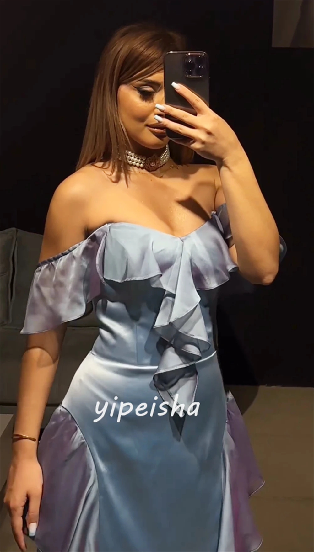 Vestidos largos personalizados de satén de alta calidad con pliegues, corte en A, hombros descubiertos, vestidos de fiesta, brillo Sexy disponible, intrincados Ma