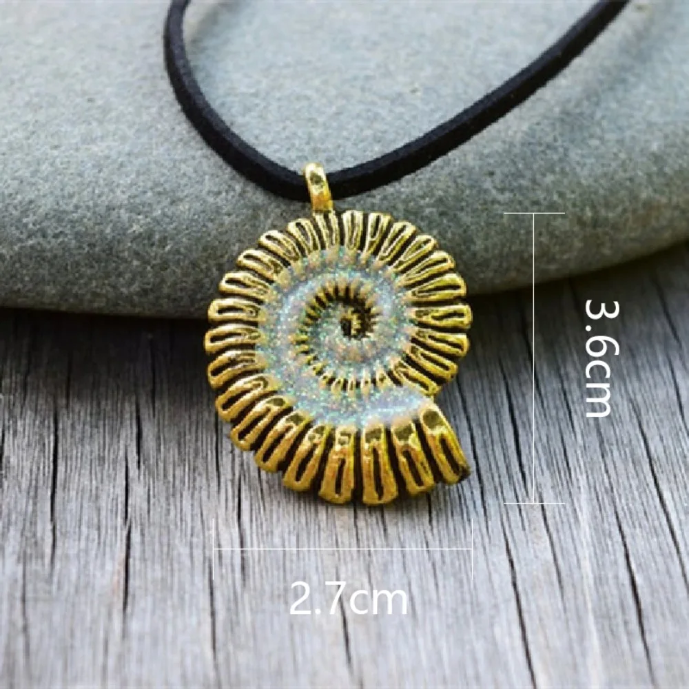Glow in the Dark Conch Pendant Necklace Mermaid Spiral Fashion Jewelry Night Necklace Alloy Sea Shell Necklace Women