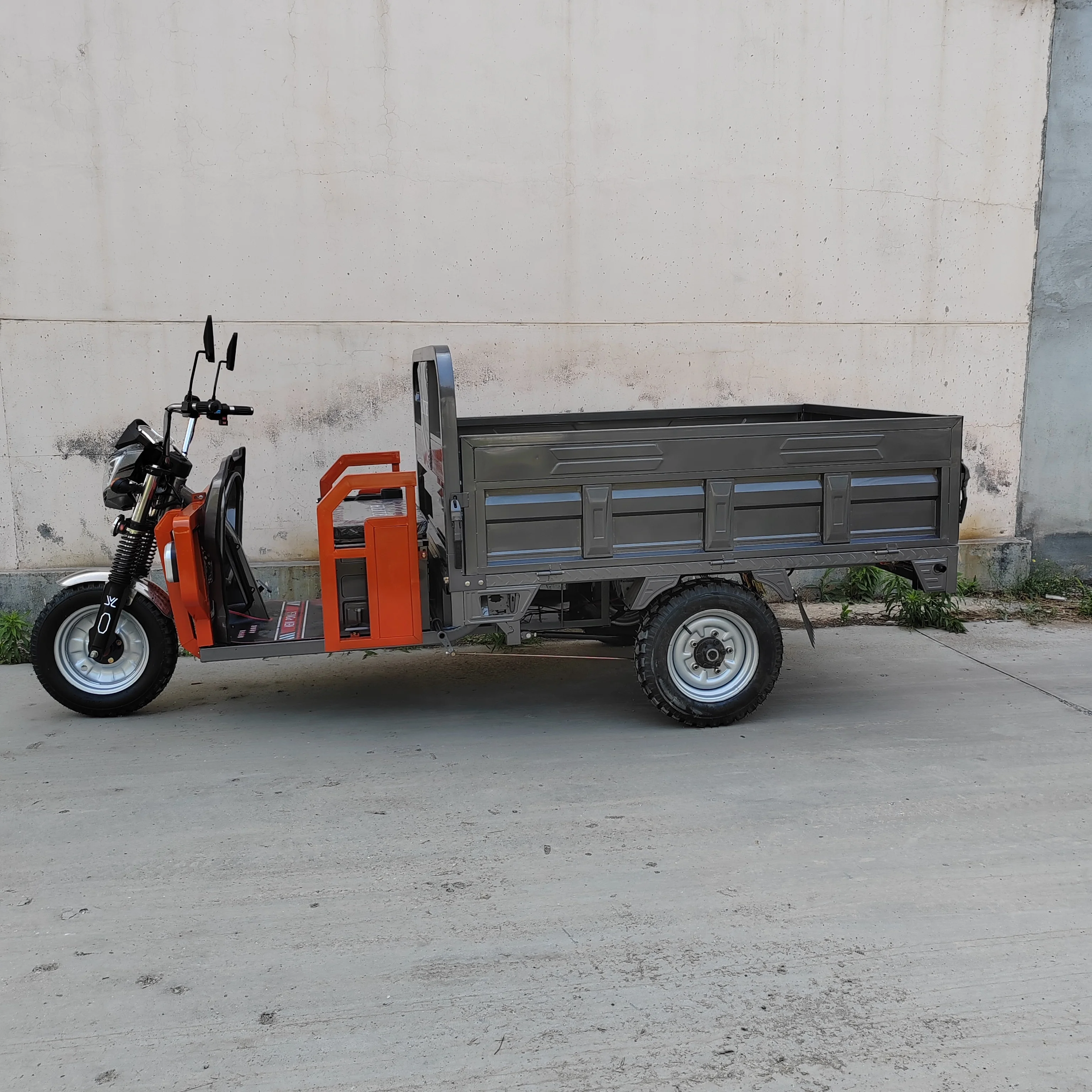 A Universal Electric Closed Tricycle for Transporting Vegetables and Fruits