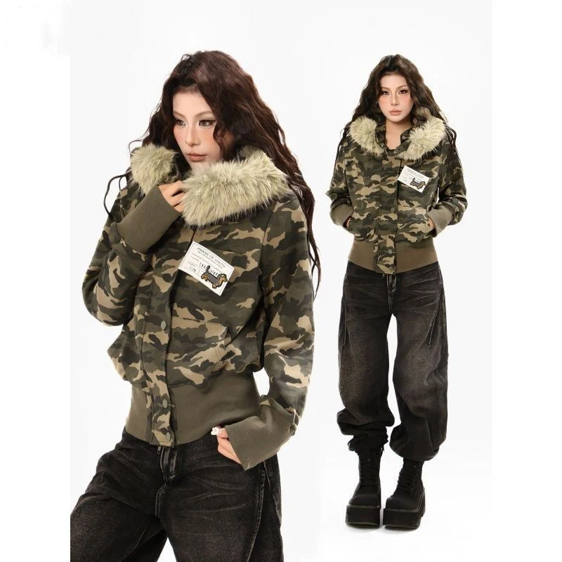 

Камуфляжная укороченная куртка с капюшоном и отделкой из искусственного меха на молнии, приталенная осень-зима 2026, женская толстовка, стильная верхняя одежда