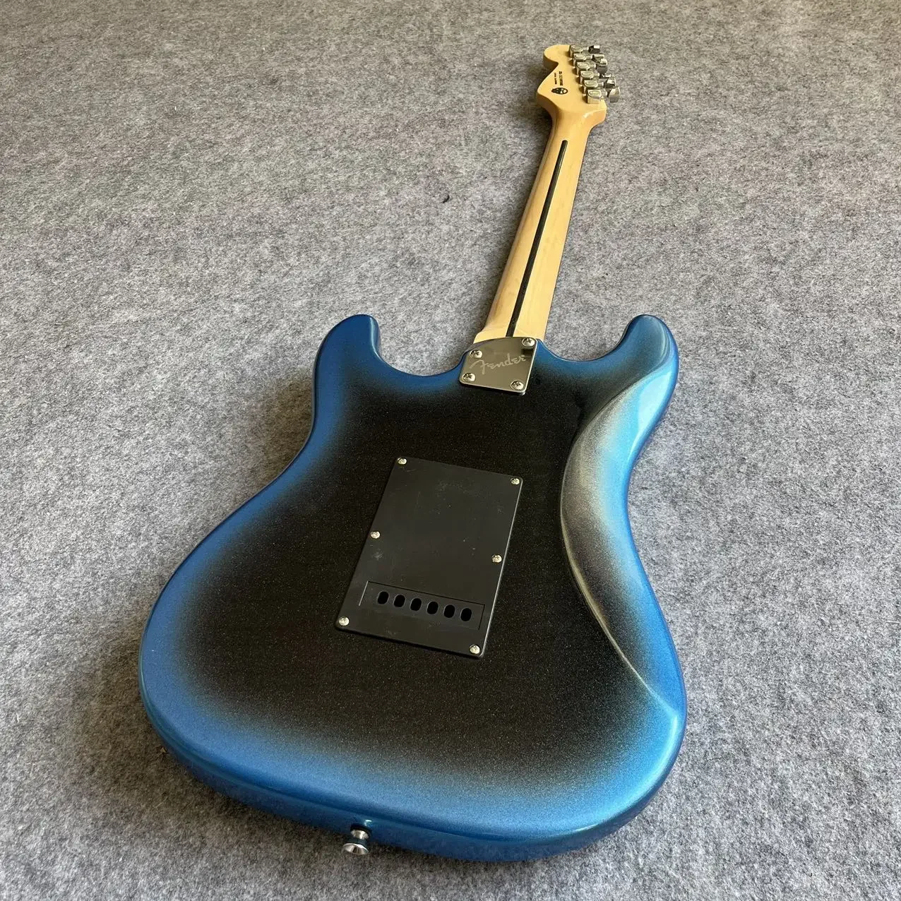 ダークブルーのエレキギター、非常にハイエンドで上品、ステージパフォーマンスに最適