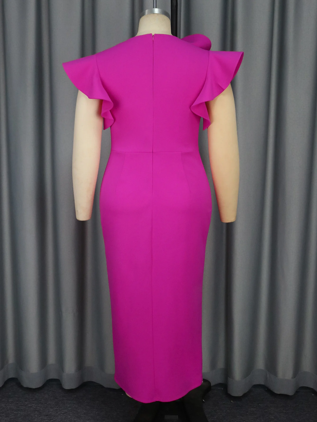 فساتين أنيقة بمقاسات كبيرة مع كشكشة أمامية ورقبة على شكل حرف V وفتحة عالية في الفخذ مثالية للمناسبات المسائية وحفلات الكوكتيل وحفلات الزفاف