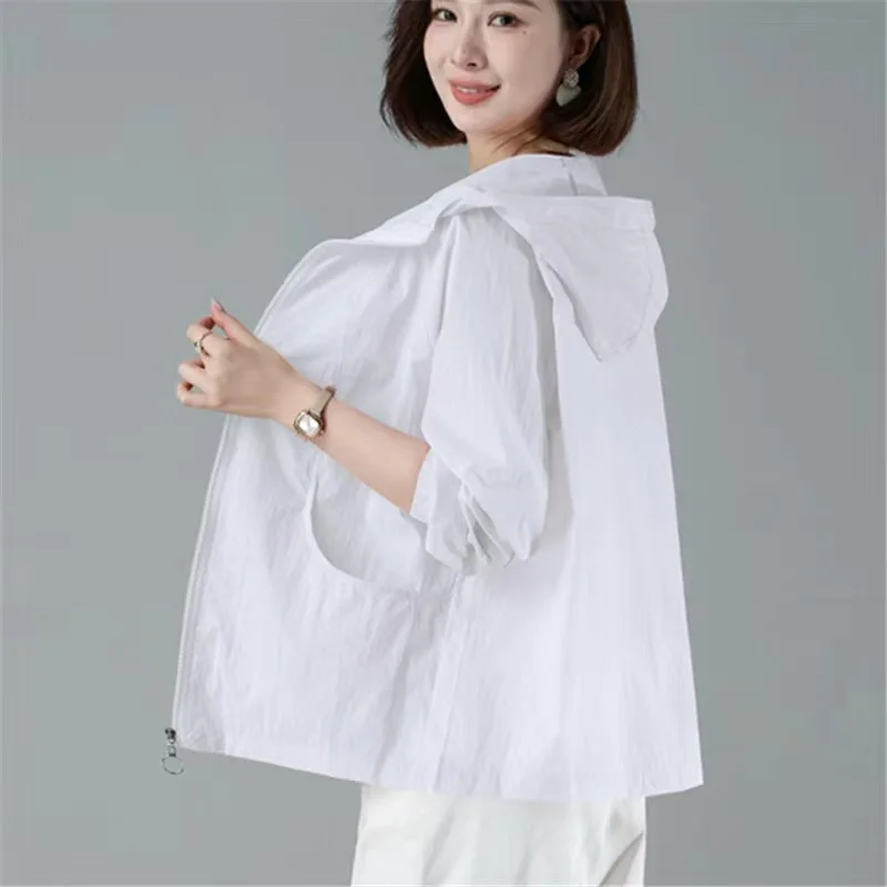 2025 New Sunscreen Jacket Women's Summer Middle-Aged Mother Sports Thin Outwear Fashion Breathable Sun-Protective Clothing Coat