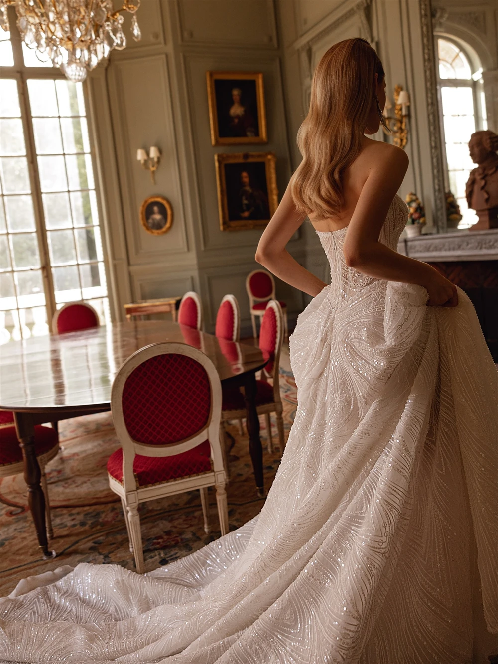 Customized Sexy Ivory Organza Bridal Gowns Classic Strapless Sleeveless Robe de mariée Soft A-Line Court Train Wedding Dress