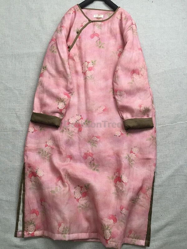 فستان تشيباو شتوي سميك من القطن والكتان على الطراز الصيني الجديد لعام 2025 فستان عتيق بإبزيم قطري مطبوع يوميًا من تشيباو #1