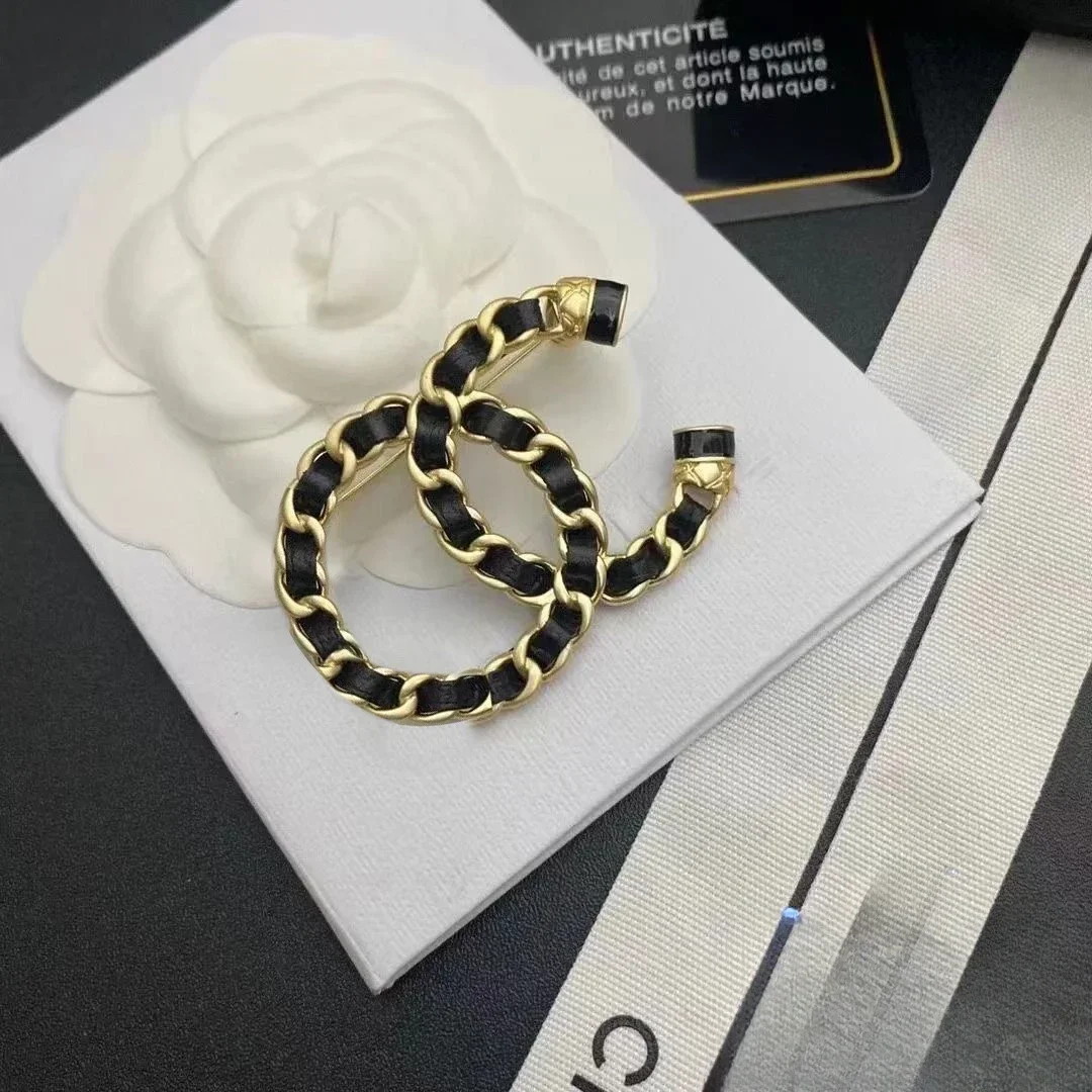 

2025 Luxury Elegant Inspired Brooch with Pearl for Your Coat Brooches for Women