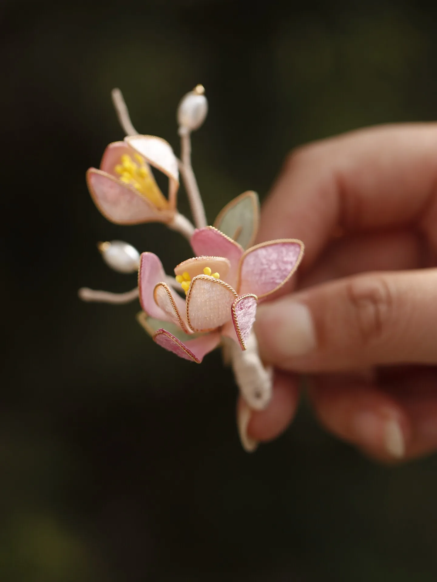Handmade Chinese Style Pink Magnolia Fabric Flower Brooch Faux Pearl Elegant Pin For Women Hanfu Cheongsam Xiuhe Coat Accessory