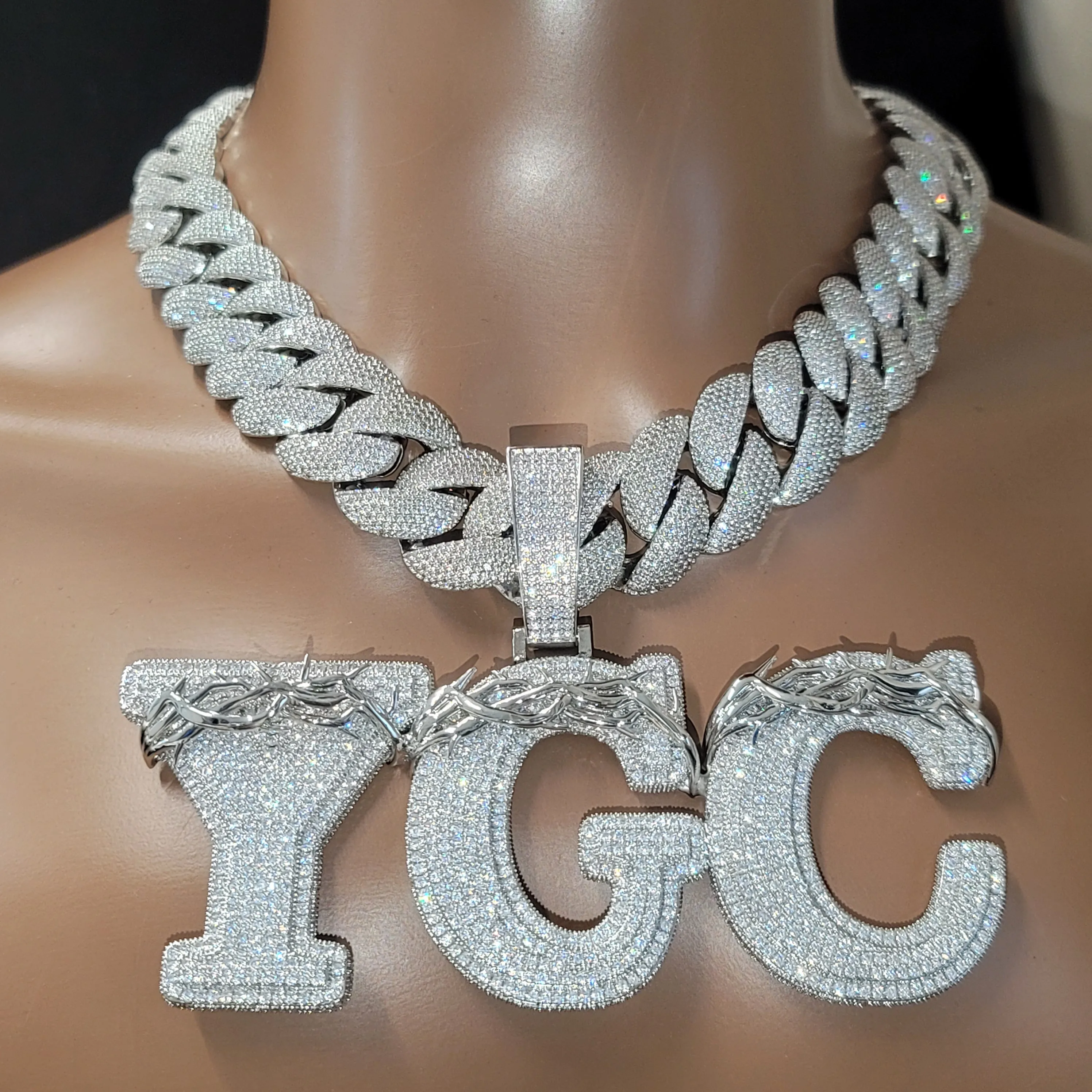 

Подвеска с большой буквой на заказ с кубинской цепочкой 24 мм, персонализированные шипы, шипы, шрифт, ювелирные изделия, ожерелье в стиле хип-хоп, аксессуары в стиле рэп-рок