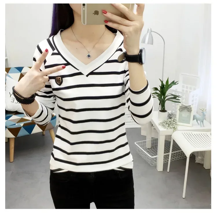 The new spring 2023 black and white stripes han edition cultivate one's morality show thin v-neck shirt long sleeve T-shirt