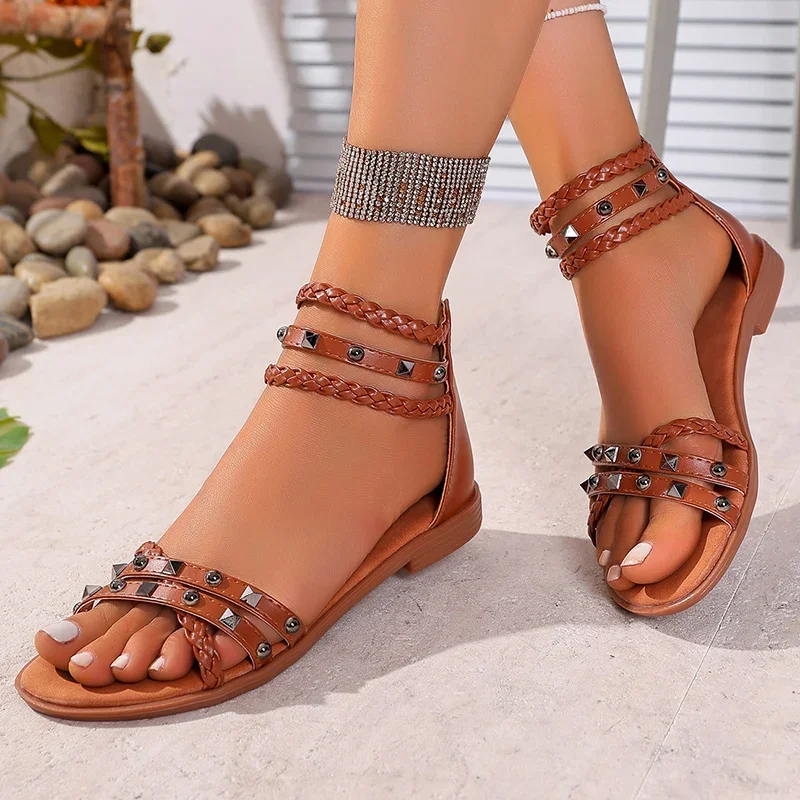 

Повседневные сандалии на плоской подошве с перекрестным ремешком, женские сандалии с заклепками и декором, легкие сандалии на мягкой подошве, женские стильные новые сандалии на каблуке