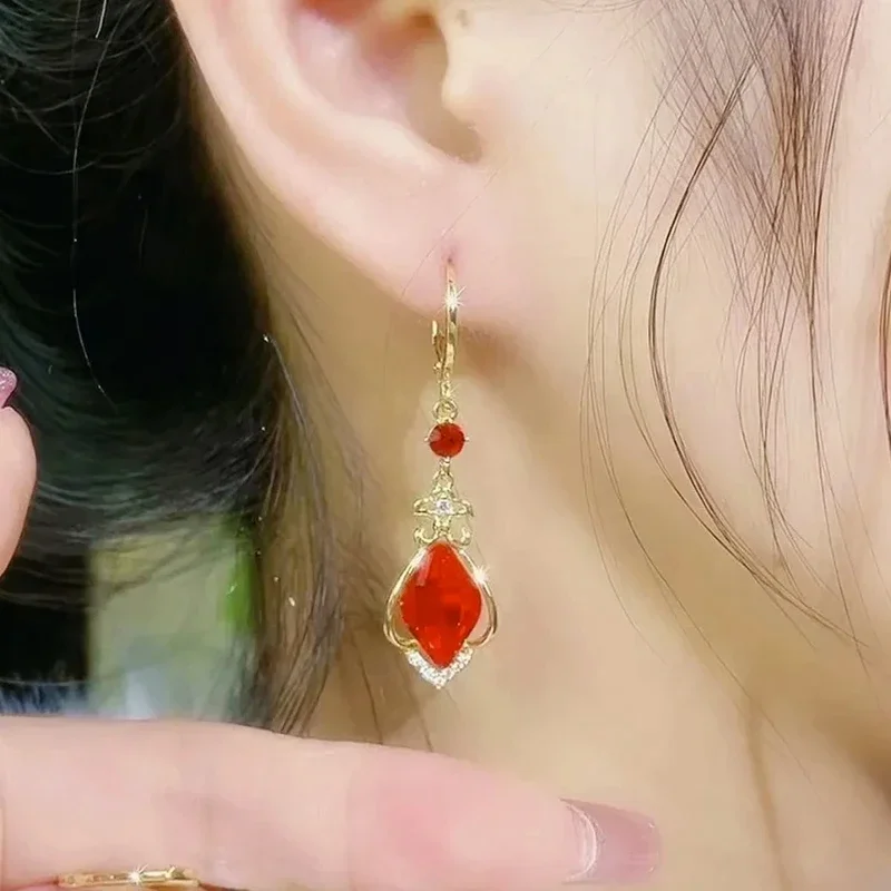 Anting-anting warna emas liontin tetesan air Zircon Rhombus merah untuk wanita baru elegan indah menawan hadiah pernikahan wanita Premium