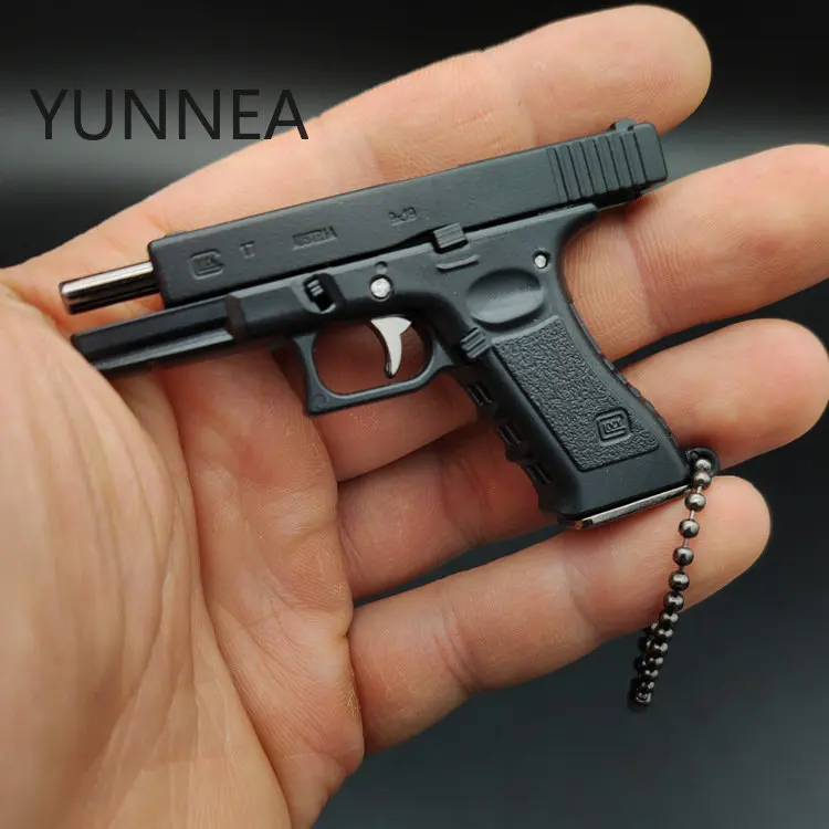 Mini Metal Desert Eagle Glock G17 Keychain Pistol Shape Keychain Desert Eagle Portable Gun Model Shell Ejection Free Assembly