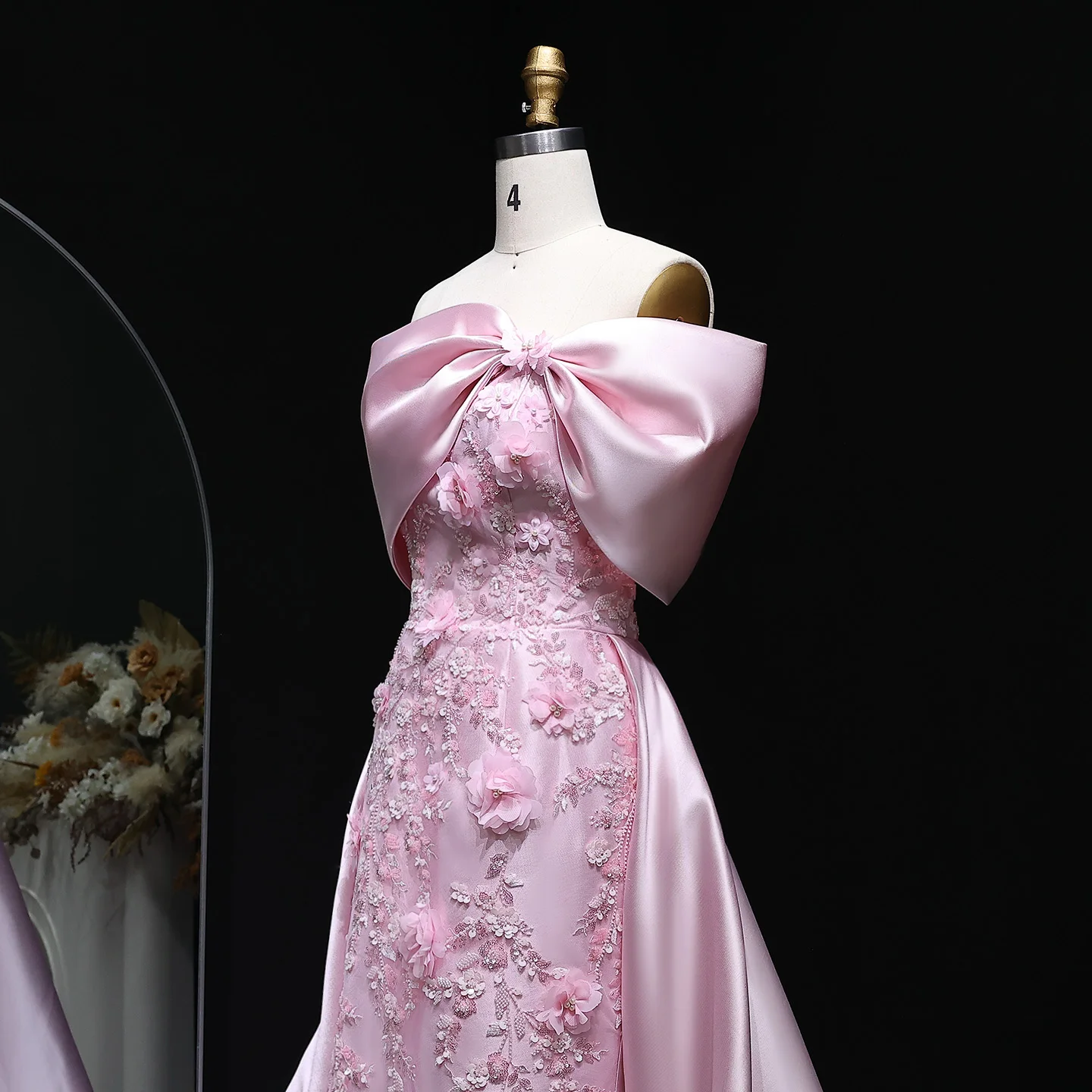 Sharon Said Elegantes Abendkleid in Übergröße mit rosa Schleife, schulterfrei, luxuriöse 3D-Blumen, Damen-Partykleid, Ballkleid XD056, maßgeschneidert – Detail 8
