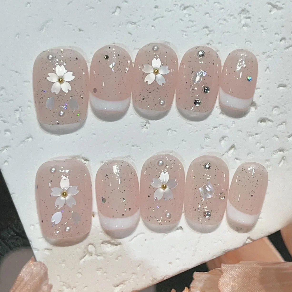 10 Stück rosa Sarg handgemachte Nägel zum Aufdrücken, vollständige Abdeckung, Diamant-Design, Blumen-Farbverlauf, ovale falsche Nägel, tragbare Maniküre-Nagelspitzen