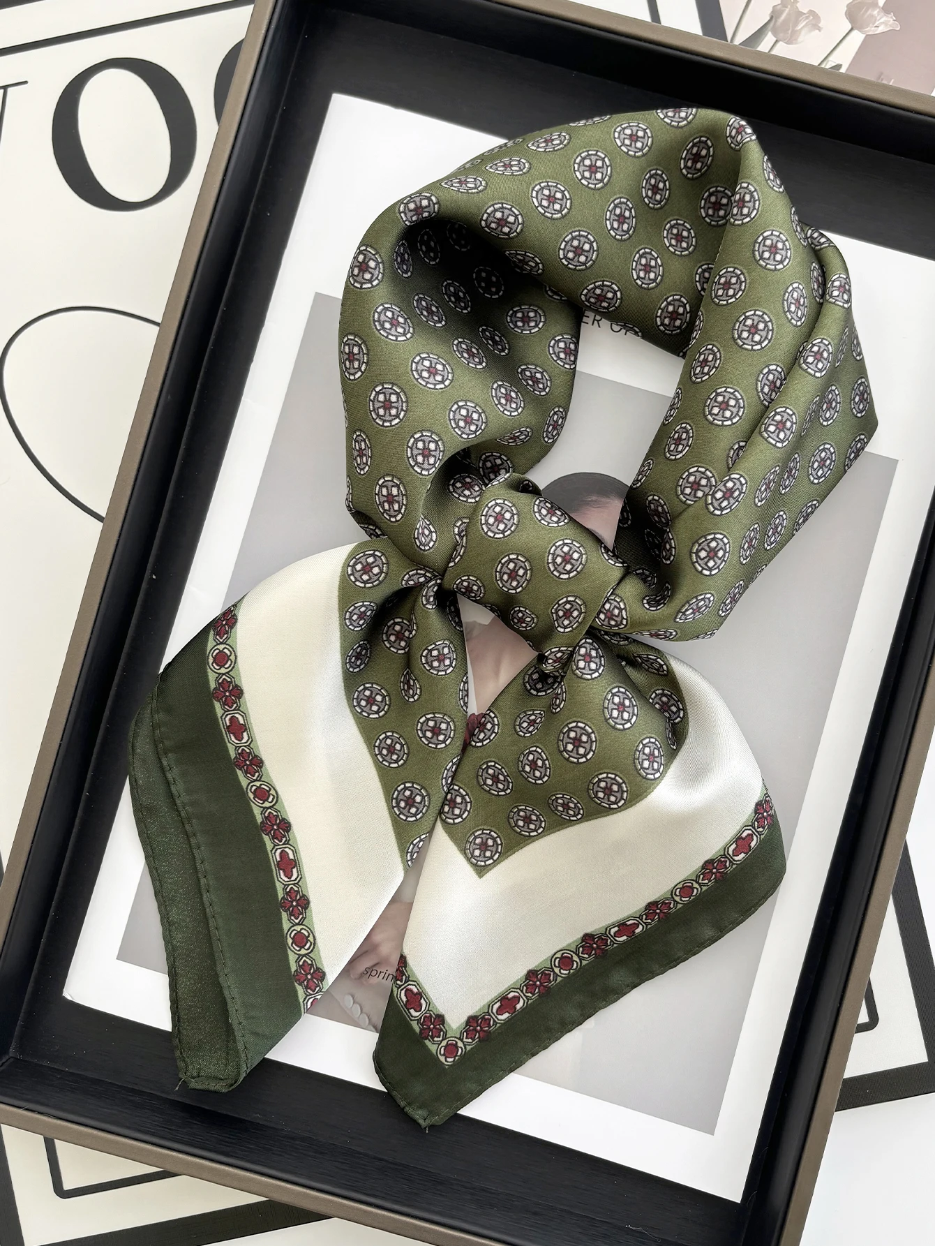 Quadratischer Schal aus Satin mit Vintage-Kettendruck, weiches, leichtes Damenmode-Accessoire für Haare, Halstuch, eleganter Haarschal – Detail 4