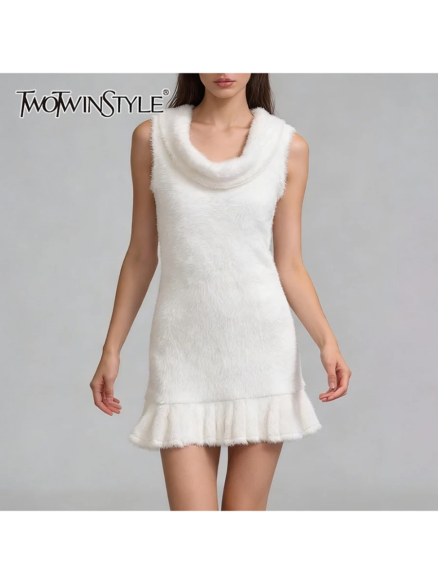 

Новое женское мини-платье TWOTWINSTYLE с однотонными вставками, драпировкой и флокированием, с воротником-стойкой, без рукавов, в минималистичном стиле