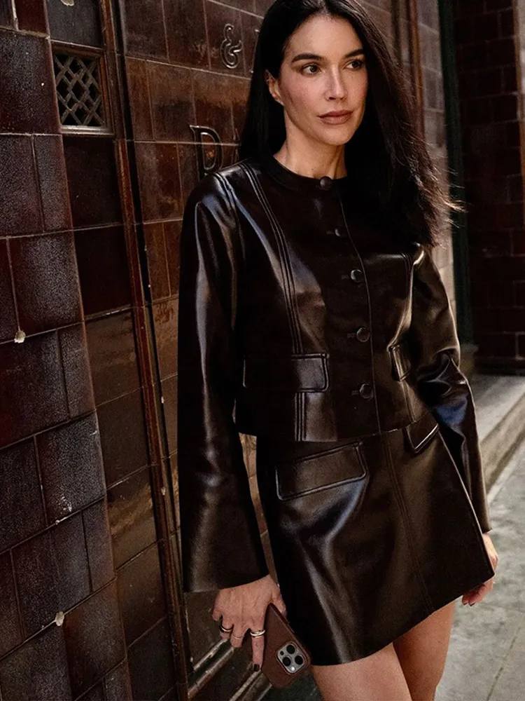 

Женская кожаная куртка с круглым вырезом и завышенной талией