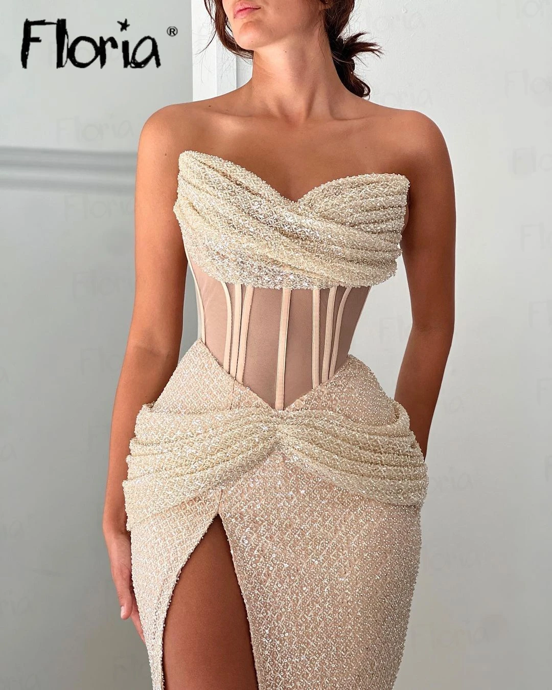 Belle robe de cocktail sexy et brillante, fendue sur le côté profond, beige, tenue de soirée, fête de mariage, tenue de reconstitution historique personnalisée