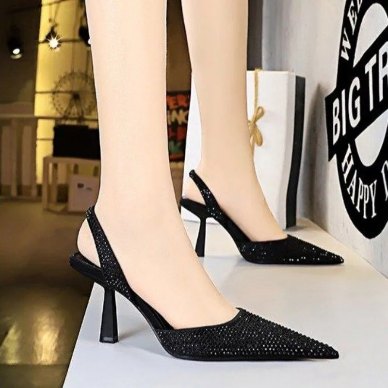 

Шикарные ретро-босоножки с острым носком и открытым задником, украшенные сверкающими кристаллами, на каблуке-рюмочке для женщин, модные для вечеринок и торжественных мероприятий.