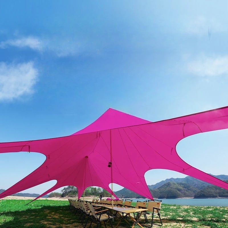 مظلة كبيرة على شكل سحابة مزدوجة وثلاثة قمم وثمانية مخالب باللون الأحمر الوردي لحماية من أشعة الشمس في موقع المشاهير على الإنترنت