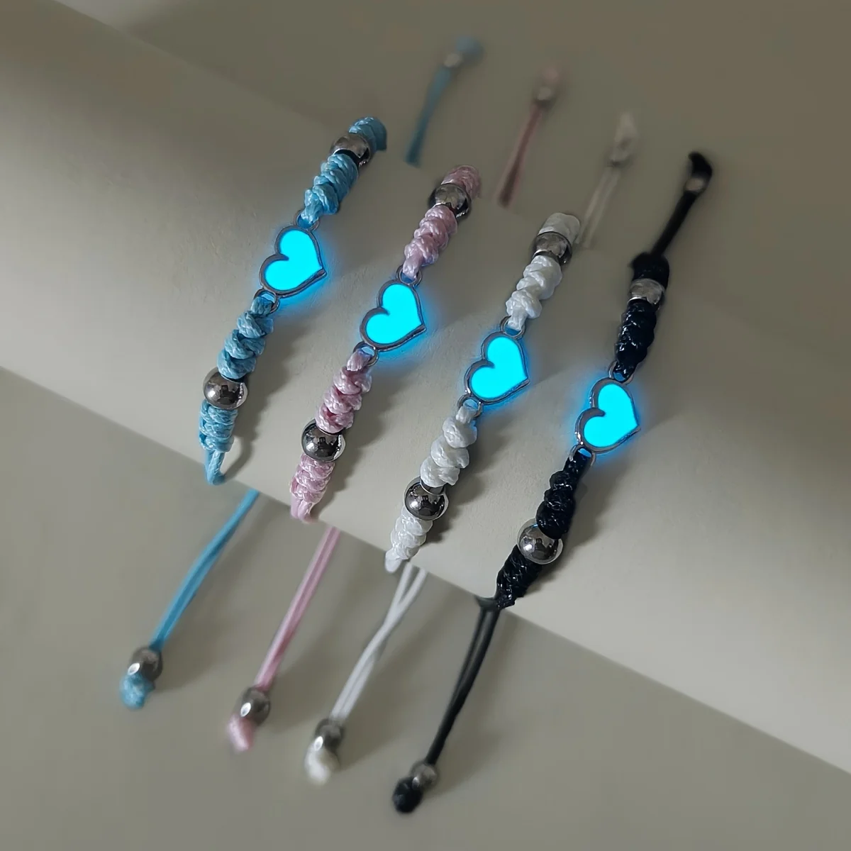 Pulseras de pareja pequeñas y luminosas en forma de corazón de 4 piezas, pulseras de moda tejidas a mano en forma de corazón