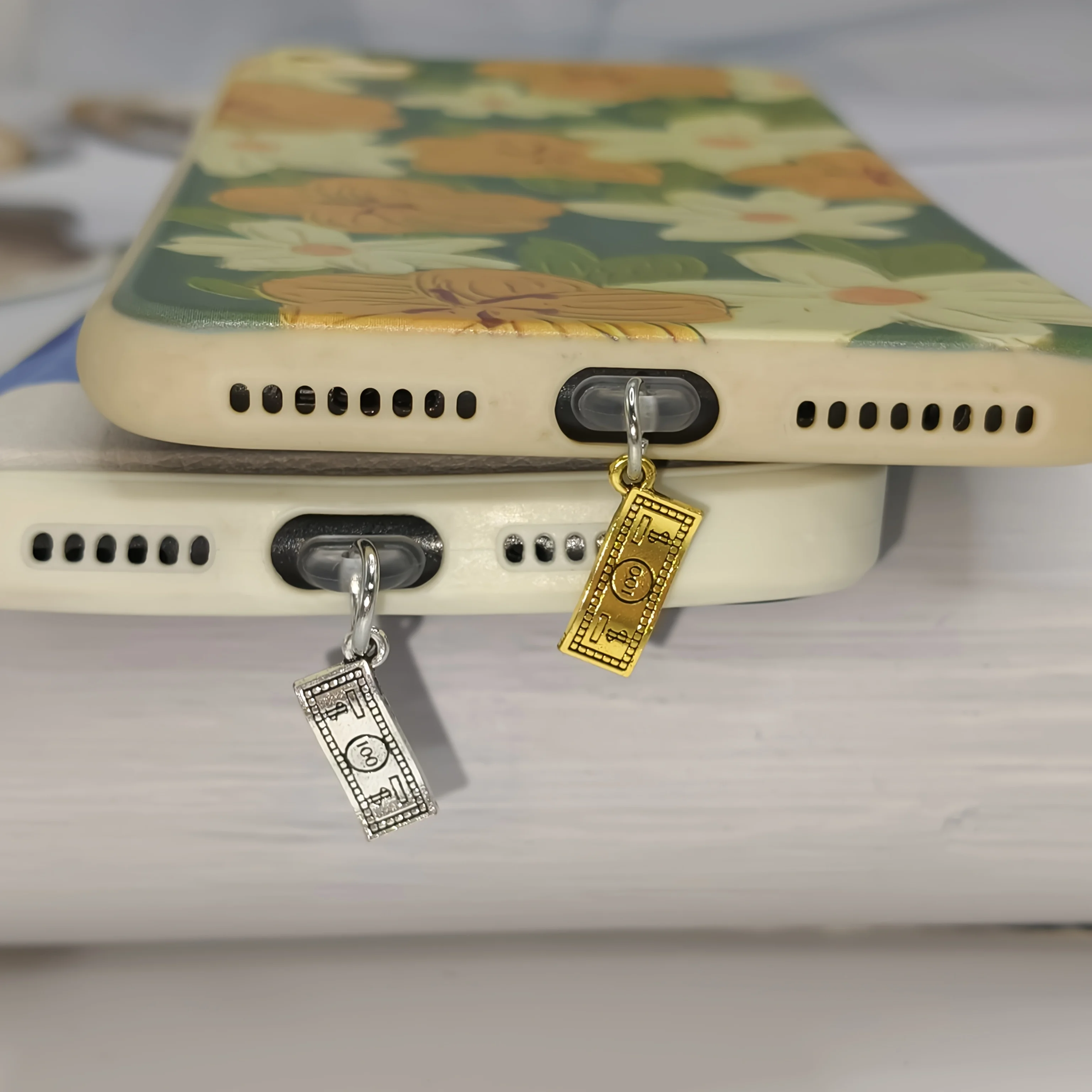 Tapón antipolvo para teléfono con forma de billete, colores dorado y plateado que atraen la fortuna y llaman la atención, decoración personalizada para teléfono, tapón antipolvo pequeño con colgante de billete dorado y plateado, tapón antipolvo DIY para e
