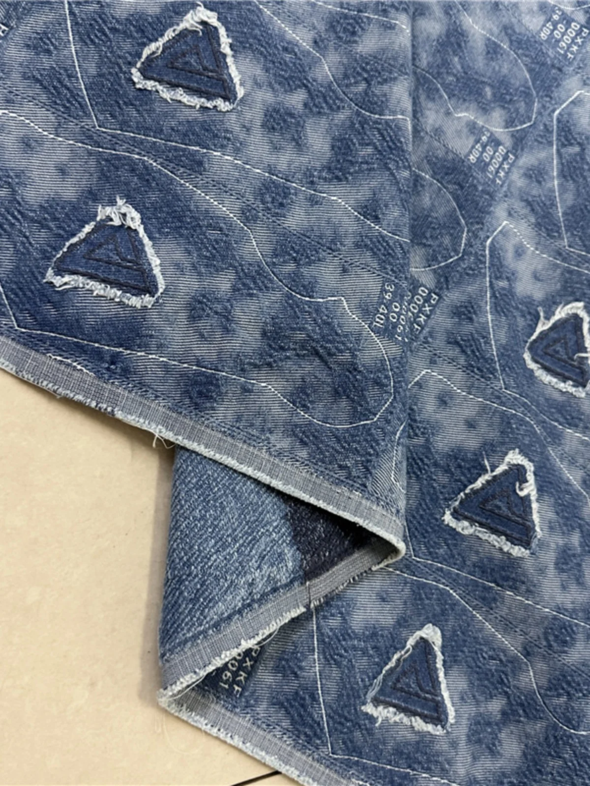 

Ткань для верхней одежды в американском стиле: деним из чистого хлопка, с эффектом песочной стирки, вышитый, остатки ткани для пошива