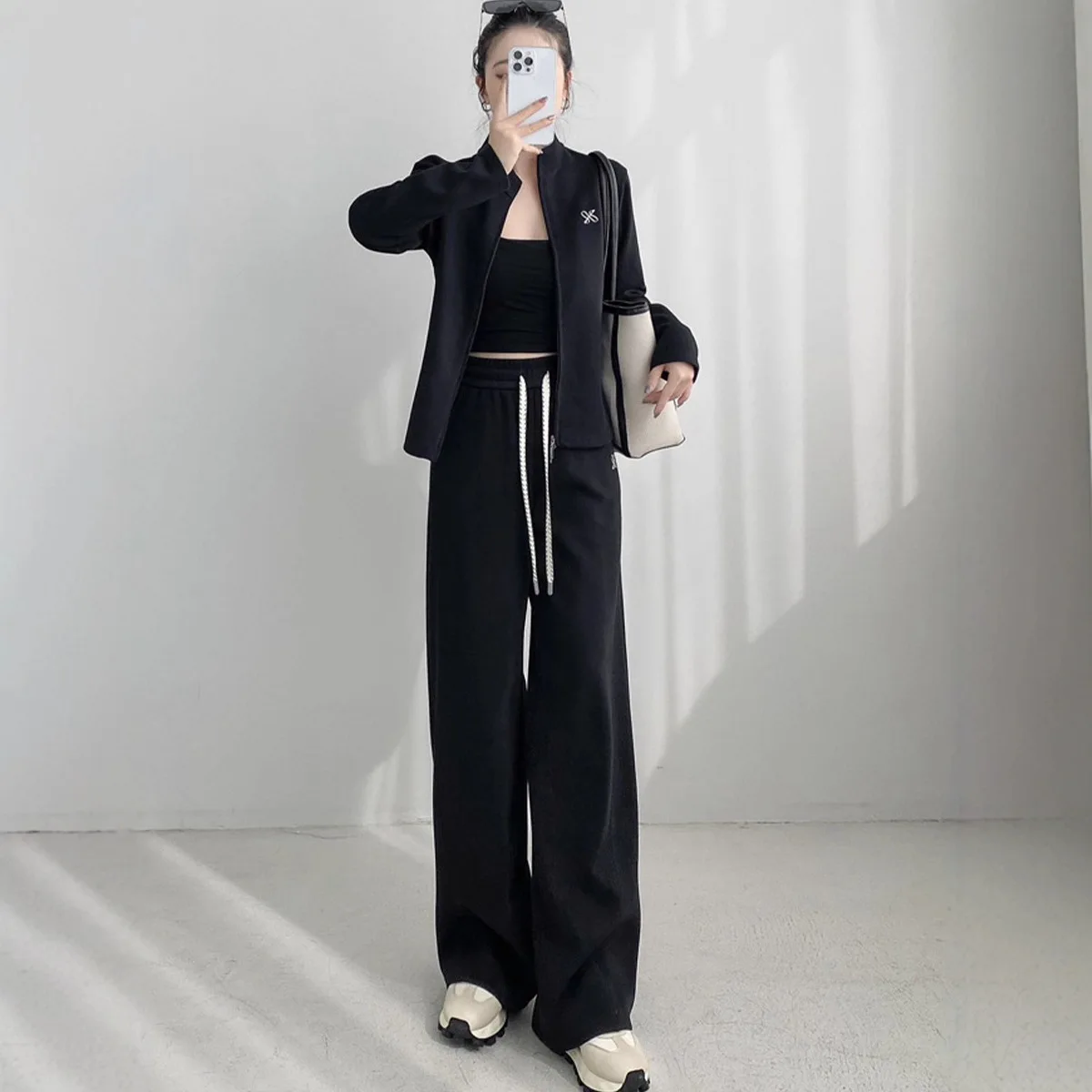 

Повседневный комплект толстовки с воротником-стойкой и приталенной курткой на весну и осень выглядит стройным, коротким топом для высоких и широких ног.