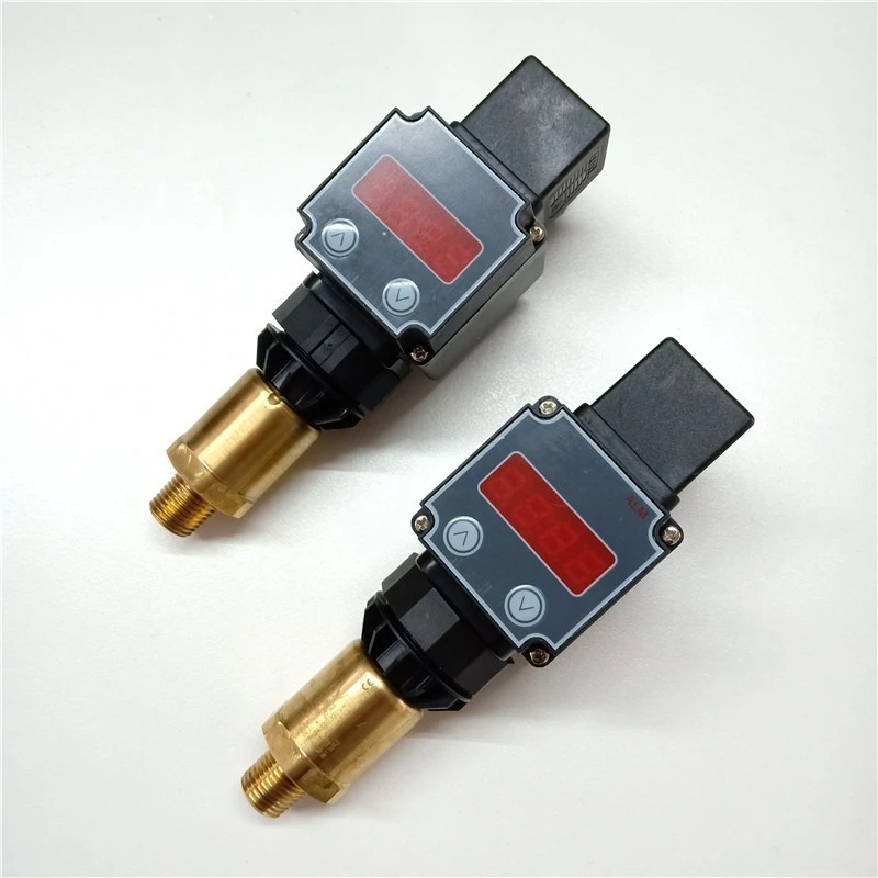 Pressure transmitter with monitor