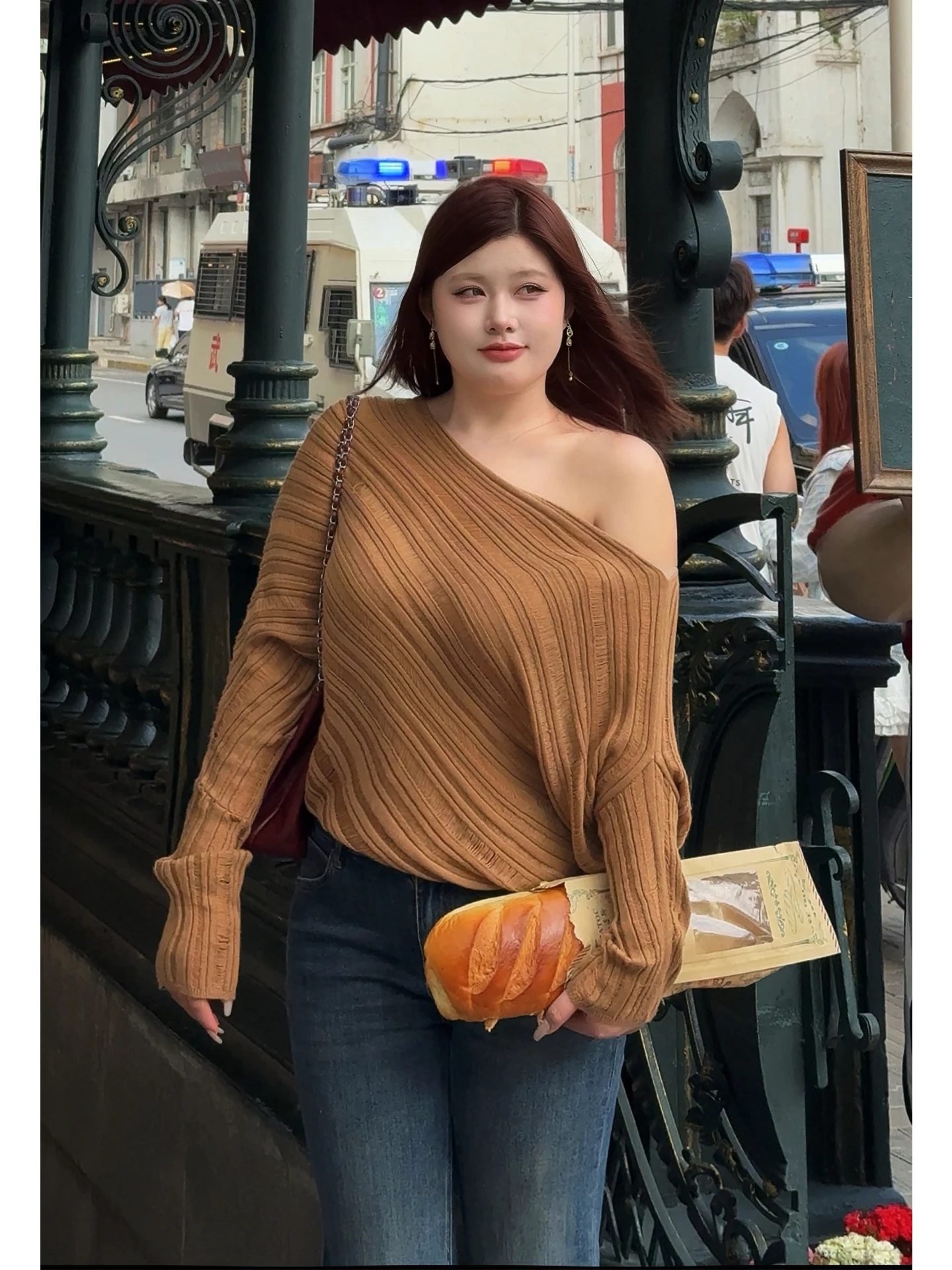 

Свободный крой, женский шерстяной свитер, асимметричный дизайн с плечами, большие размеры, осень-зима, модный повседневный удобный топ