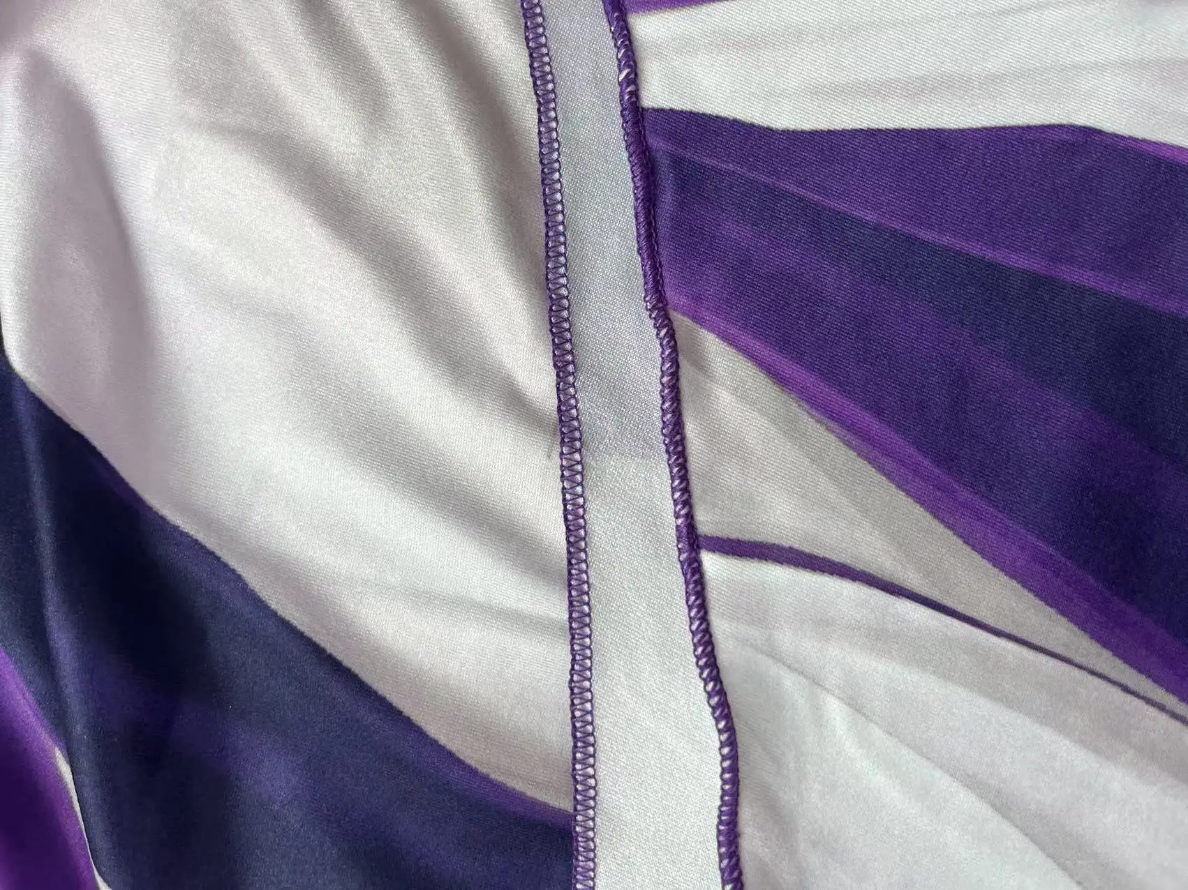 Moda damska plus size asymetryczna sukienka z podwójnym paskiem w geometryczne paski