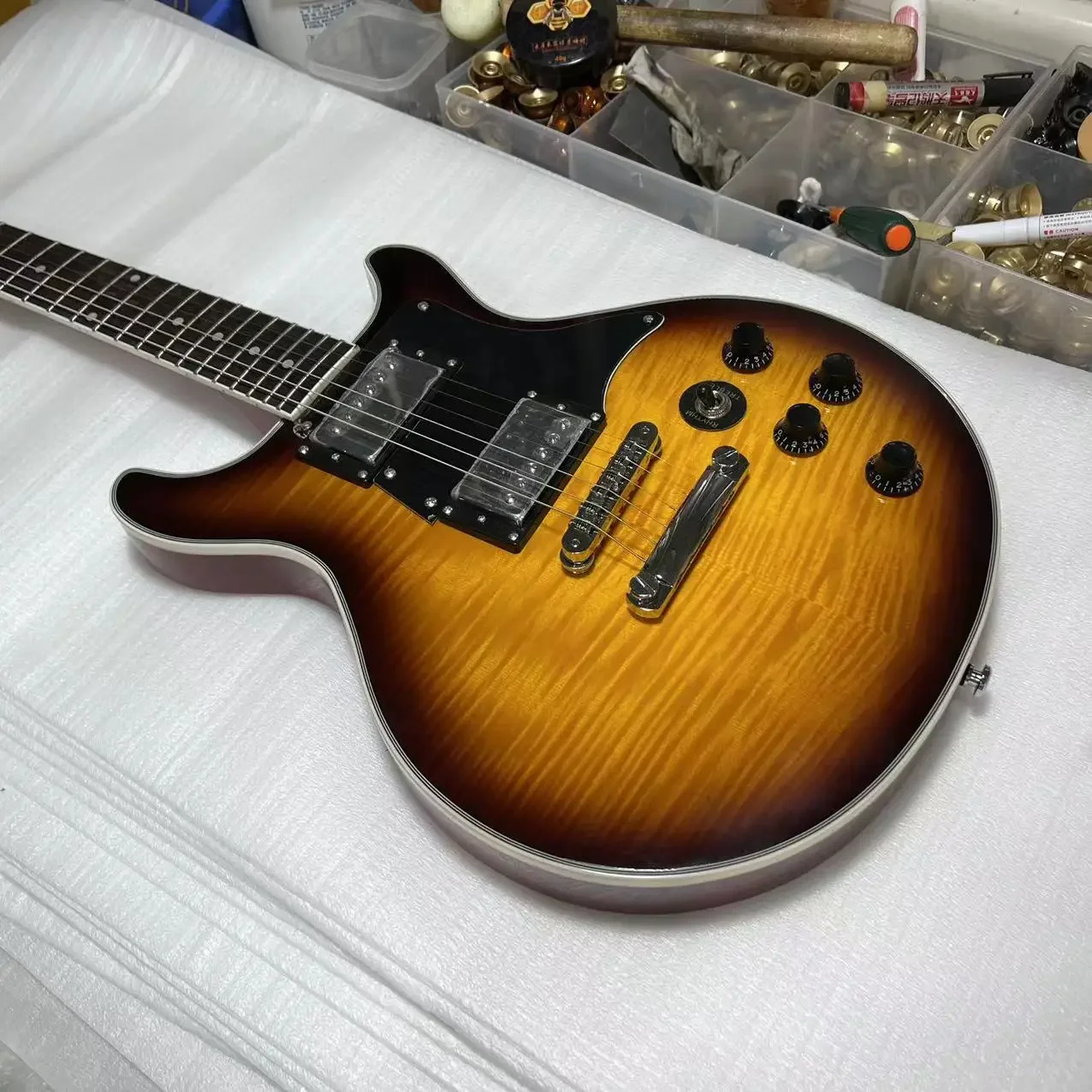 Electric Guitar, Vintage Sunburst Color, Rosewood Fingerboard, Tune-O-Matic Bridge, 6 Strings Guitarra