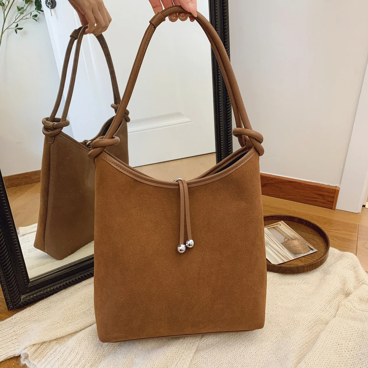 

New Niche High-end Shoulder Bag for Commuting Women, Fashionable and Casual Hand-held Bucket Bag for Women, Autumn/winter 2024